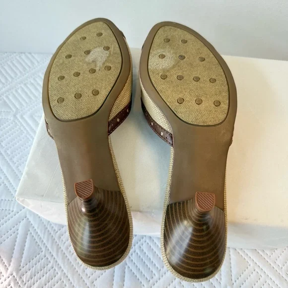 Isaac Mizrahi Brown and Tan Bow Kitten Heel Sandals Size 9 - Picture 9 of 11